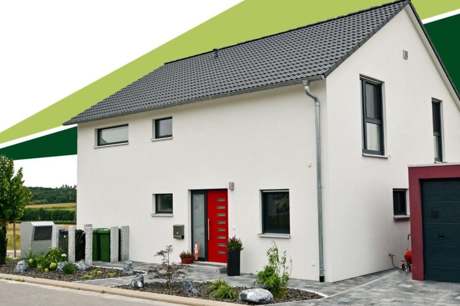 Sachsenheimer Fertighaus Ein modernes, dreigeschossiges Haus mit weißer Fassade und roter Eingangstür.