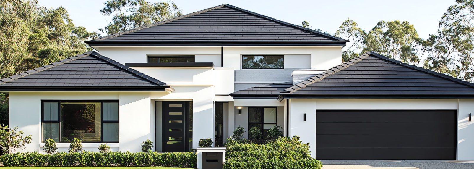 Modernes Einfamilienhaus Moderner, zweigeschossiger Wohnhaus mit dunklem Dach und großen Fenstern.